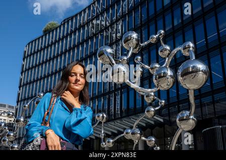 Londra, Regno Unito. 7 agosto 2024. «Infinite Accumulation», 2024, una scultura monumentale dell'artista giapponese Yayoi Kusama, è stata inaugurata all'esterno dell'ingresso della linea Elizabeth alla stazione di Liverpool Street. Commissionato nel 2019 come parte del programma d'arte pubblica della Crossrail Art Foundation per la Elizabeth line, il polka dot riconosciuto di Kusama è stato ampliato in forme tridimensionali collegate che riflettono l'ambiente circostante fuori dalla stazione. Crediti: Stephen Chung / Alamy Live News Foto Stock