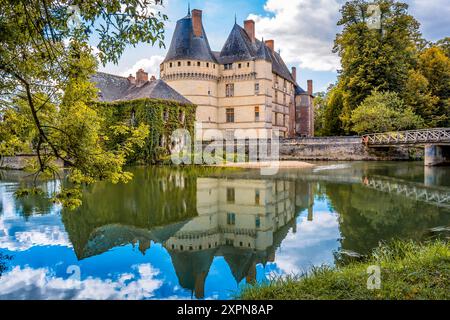 Vista panoramica del Castello dell'Islette nella Valle della Loira in Francia con riflessi specchio sulle acque del fiume Indre Foto Stock