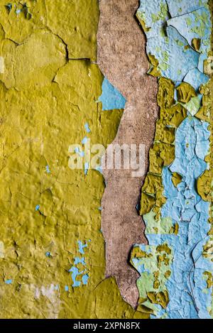 Grunge la parete di cemento rotta con la pelatura gialla della trama della vernice Foto Stock