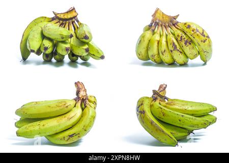 Set di banane a grappolo isolate su sfondo bianco, percorso di ritaglio incluso. Foto Stock