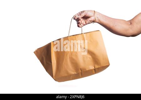 Sacchetto di carta marrone per la spesa isolato su sfondo bianco con percorso di ritaglio. Primo piano Foto Stock