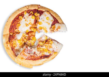 Una deliziosa pizza vegetariana al formaggio e al mais viene tagliata in quattro fette e una fetta di pizza viene morsa e posta sopra. Foto Stock