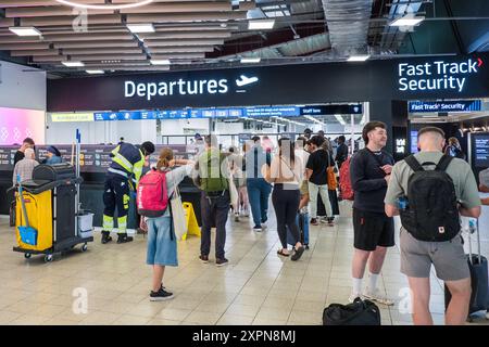 Londra, Regno Unito - 26 luglio 2024: Persone che camminano all'interno del terminal dell'aeroporto di Luton. London Luton Airport (LTN) è un aeroporto internazionale situato a Luton Foto Stock