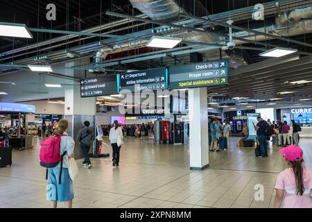 Londra, Regno Unito - 26 luglio 2024: Persone che camminano all'interno del terminal dell'aeroporto di Luton. London Luton Airport (LTN) è un aeroporto internazionale situato a Luton Foto Stock