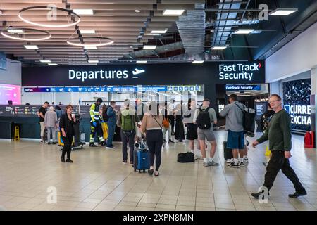 Londra, Regno Unito - 26 luglio 2024: Persone che camminano all'interno del terminal dell'aeroporto di Luton. London Luton Airport (LTN) è un aeroporto internazionale situato a Luton Foto Stock