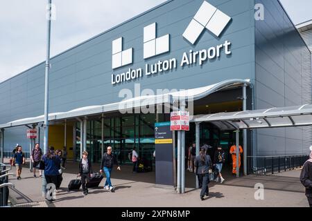 Londra, Regno Unito - 26 luglio 2024: Vista all'aperto dell'aeroporto di Luton. London Luton Airport (LTN) è un aeroporto internazionale situato a Luton, Bedfordshire, Inghilterra Foto Stock