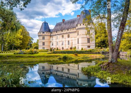 Vista panoramica del Castello dell'Islette nella Valle della Loira in Francia con riflessi specchio sulle acque del fiume Indre Foto Stock