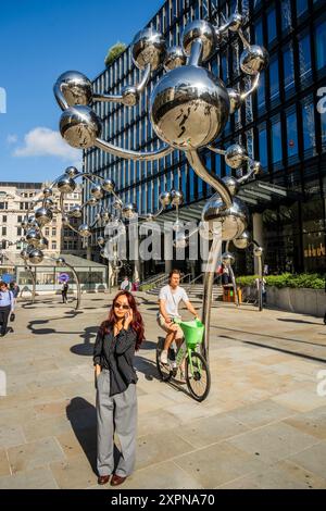 Londra, Regno Unito. 7 agosto 2024. Yayoi Kusama, accumulo infinito, 2024. Stazione di Liverpool Street (Elizabeth line). Commissionato come parte del Crossrail Art Program, 2017 e supportato da Transport for London (TfL), British Land e City of London Corporation. È la prima opera d'arte pubblica permanente dell'artista nel Regno Unito e la sua più grande scultura pubblica al mondo. Crediti: Guy Bell/Alamy Live News Foto Stock