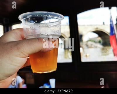 Birra ceca sulla barca a Praga come simbolo della repubblica ceca Foto Stock