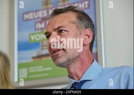 Pressekonferenz zur Eroeffnung der Garnisonkirche Potsdam, hier Peter Leinemann aus dem Vorstand der Stiftung Garnisonkirche foto vom 06.08.2024. Der neue Potsdamer Garnisonkirchturm alle 22:00. August nach fast sieben Jahren Bauzeit feierlich eroeffnet. Die Bauarbeiten fuer den derzeit knapp 60 Meter hohen Kirchturm laufen seit Herbst 2017. Nach der Eroeffnung soll noch die rund 30 Meter hohe Turmhaube errichtet werden. Die vollstaendige Fertigstellung des Bauwerks wird nach aktuellem Stand 2026 erwartet. Die evangelische Kirche will den Turm vor allem als Bildungs-, Kultur- und Erinnerungsor Foto Stock