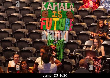 Philadelphia, Pennsylvania, Stati Uniti. 6 agosto 2024. (NUOVO) il candidato presidenziale democratico VP Harris tiene il primo raduno con il candidato governatore Tim Walz del Minnesota. 6 agosto 2024, Filadelfia, Pennsylvania, USA: Atmosfera durante il candidato presidenziale democratico, il vicepresidente Kamala Harris, primo raduno della campagna con il candidato governatore Tim Walz del Minnesota al Liacouras Center della Temple University il 6 agosto 2024 a Filadelfia, Pennsylvania. (Immagine di credito: © Ron Adar/TheNEWS2 tramite ZUMA Press Wire) SOLO PER USO EDITORIALE! Non per USO commerciale! Foto Stock