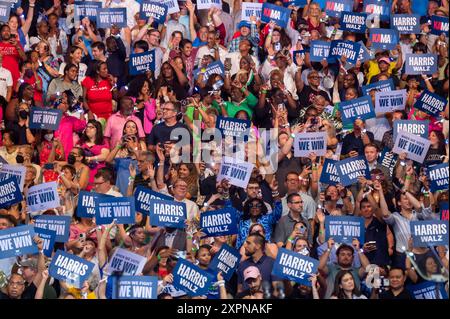 Philadelphia, Pennsylvania, Stati Uniti. 6 agosto 2024. (NUOVO) il candidato presidenziale democratico VP Harris tiene il primo raduno con il candidato governatore Tim Walz del Minnesota. 6 agosto 2024, Filadelfia, Pennsylvania, USA: Atmosfera durante il candidato presidenziale democratico, il vicepresidente Kamala Harris, primo raduno della campagna con il candidato governatore Tim Walz del Minnesota al Liacouras Center della Temple University il 6 agosto 2024 a Filadelfia, Pennsylvania. (Immagine di credito: © Ron Adar/TheNEWS2 tramite ZUMA Press Wire) SOLO PER USO EDITORIALE! Non per USO commerciale! Foto Stock