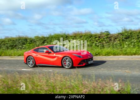 2016 Red Ferrari F12Berlinetta AB S-A, V12 F1 Auto Coupé benzina 6262 cc, 6,3 L; Grand tourer anteriore con motore intermedio e trazione posteriore, supercar roadster in viaggio per il salone delle auto ad alte prestazioni Hoghton Towers, Bolton Regno Unito Foto Stock