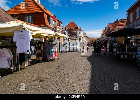 La principale strada pedonale nel centro di Skagen, Jutland settentrionale, Danimarca, UE, con vestiti, scarpe e costumi in vendita all'esterno dei negozi Foto Stock