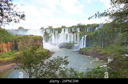 Vista panoramica delle cascate di salto San Martin sul lato argentino, nella provincia argentina di Misiones, in Argentina, Sud America Foto Stock