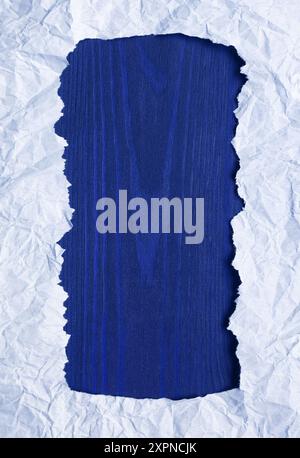Cornice in carta strappata di colore blu pallido con spazio copia di colore blu reale Foto Stock