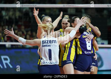 ISTANBUL, TURKIYE - 28 FEBBRAIO 2024: I giocatori Fenerbahce Opet celebrano il punteggio ottenuto durante il match Allianz MTV Stuttgart CEV Champions League Volley Foto Stock