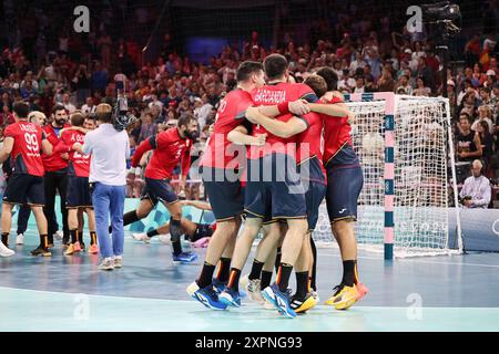 Lille, Francia. 7 agosto 2024. I giocatori spagnoli celebrano, pallamano, quarti di finale maschile tra Spagna ed Egitto durante i Giochi Olimpici di Parigi 2024 il 7 agosto 2024 allo stadio Pierre Mauroy di Villeneuve-d'Ascq vicino a Lille, Francia - foto Laurent Sanson/Panoramic/DPPI Media Credit: DPPI Media/Alamy Live News Foto Stock