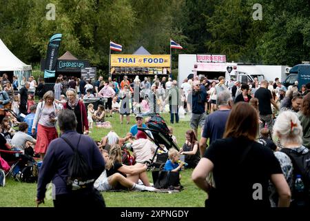 People at Art in the Park 2024, Leamington Spa, Warwickshire, Regno Unito. Foto Stock