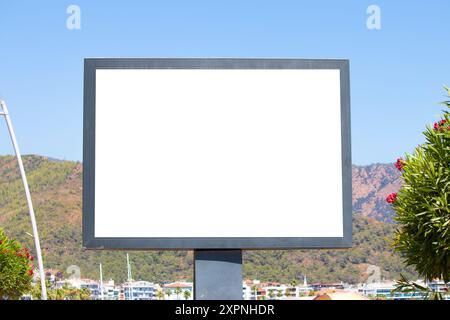 Grande sfondo blu per cartelloni pubblicitari. Poster pubblicitario orizzontale bianco. Striscione vuoto sul lato della strada. Tabellone nel centro città, mock-up. Poster luminoso. Foto Stock