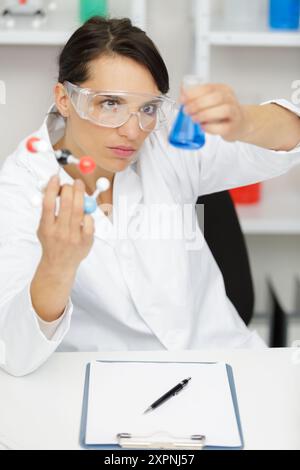 giovane scienziata che lavora in un laboratorio Foto Stock