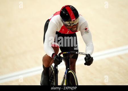 Nicholas Paul di Trinidad e Tobago durante la squadra maschile Sprint al Velodromo Nazionale di Saint-Quentin-en-Yvelines, il dodicesimo giorno dei Giochi Olimpici di Parigi del 2024 in Francia. Data foto: Mercoledì 7 agosto 2024. Foto Stock