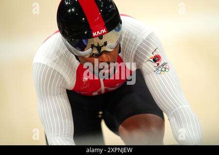 Nicholas Paul di Trinidad e Tobago durante la squadra maschile Sprint al Velodromo Nazionale di Saint-Quentin-en-Yvelines, il dodicesimo giorno dei Giochi Olimpici di Parigi del 2024 in Francia. Data foto: Mercoledì 7 agosto 2024. Foto Stock