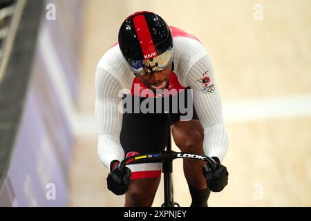 Nicholas Paul di Trinidad e Tobago durante la squadra maschile Sprint al Velodromo Nazionale di Saint-Quentin-en-Yvelines, il dodicesimo giorno dei Giochi Olimpici di Parigi del 2024 in Francia. Data foto: Mercoledì 7 agosto 2024. Foto Stock