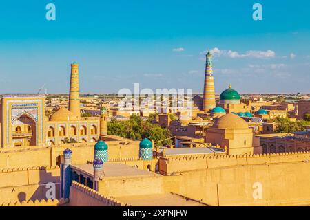 Vista di Ichan-Kala, la città interna di Khiva, dalle mura dell'antica fortezza. Khiva, Uzbekistan - 16 luglio 2024. Foto Stock