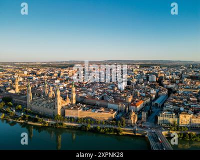 Spettacolare skyline di Saragozza al tramonto. Vista del centro storico, della cattedrale di Saragozza e del fiume Ebro. Foto Stock