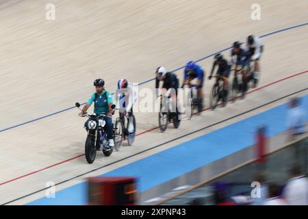 Saint Quentin EN Yvelines, Francia. 7 agosto 2024. Olimpiadi, Parigi 2024, ciclismo, pista, keirin, donne, scalda, ciclisti in azione. Crediti: Jan Woitas/dpa/Alamy Live News Foto Stock