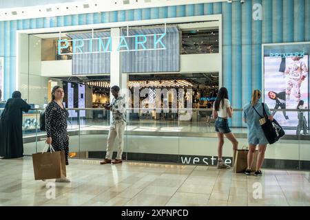 LONDRA - LUGLIO 2024: Clienti fuori dalla filiale Primark nel centro commerciale Westfield London a White City Foto Stock