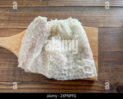 Pezzi freschi di trippa di manzo pronti per la cottura in cucina sul tagliere Foto Stock