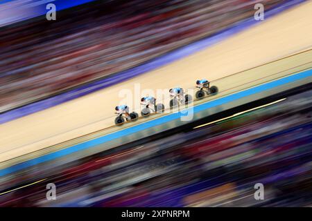 Le canadesi Maggie Coles-Lyster, Sarah van Dam, Erin Attwell e Ariane Bonhomme durante le manches di inseguimento a squadre femminili al Velodromo Nazionale di Saint-Quentin-en-Yvelines, il dodicesimo giorno dei Giochi Olimpici di Parigi 2024 in Francia. Data foto: Mercoledì 7 agosto 2024. Foto Stock