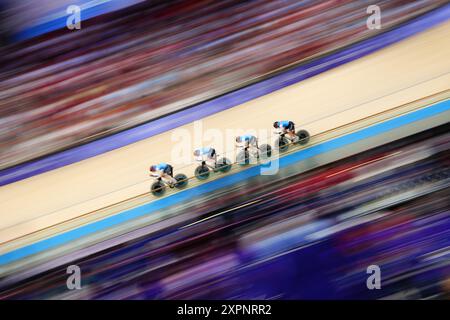 Le canadesi Maggie Coles-Lyster, Sarah van Dam, Erin Attwell e Ariane Bonhomme durante le manches di inseguimento a squadre femminili al Velodromo Nazionale di Saint-Quentin-en-Yvelines, il dodicesimo giorno dei Giochi Olimpici di Parigi 2024 in Francia. Data foto: Mercoledì 7 agosto 2024. Foto Stock