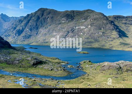 Il fiume Scavaig e il Loch Coruisk nelle montagne Cuillin, Isola di Skye, Scozia, Regno Unito. La cresta di Druim nan Ramh alle spalle. Foto Stock