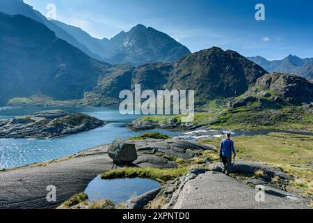 I monti Cuillin sopra Loch na Cuilce, un'insenatura di Loch Scavaig, Isola di Skye, Scozia, Regno Unito. Il picco più importante al centro è Sgùrr Dubh Mòr. Foto Stock