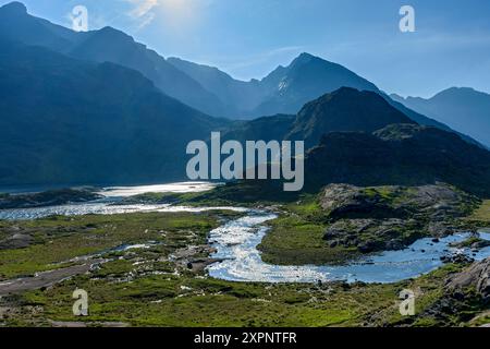 I monti Cuillin sul fiume Scavaig, Isola di Skye, Scozia, Regno Unito. Il picco più importante a destra è Sgùrr Dubh Mòr. Foto Stock