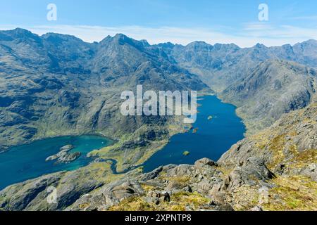 I monti Cuillin sopra Loch na Cuilce, un'insenatura del Loch Scavaig, e Loch Coruisk, dalla cima di Sgùrr na Stri, Isola di Skye, Scozia, Regno Unito. Foto Stock