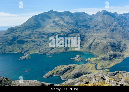 I monti Cuillin sopra Loch na Cuilce, un'insenatura del Loch Scavaig, e Loch Coruisk, dalla cima di Sgùrr na Stri, Isola di Skye, Scozia, Regno Unito. Foto Stock