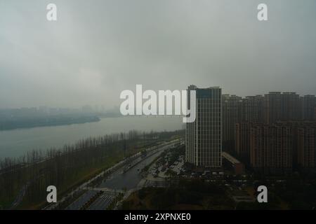 Ji'an Cina. La nebbia scorre attraverso il fiume dalla finestra dell'hotel. Foto Stock