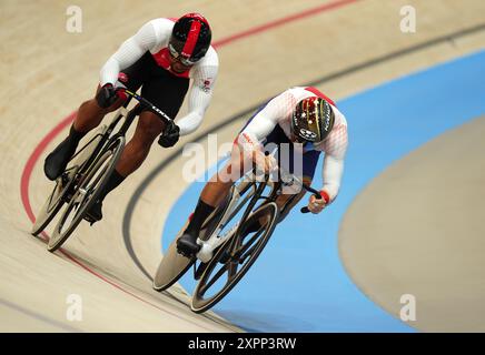 Nicholas Paul di Trinidad e Tobago e Yuta Obara (a destra) del Giappone durante la Sprint maschile al Velodromo Nazionale di Saint-Quentin-en-Yvelines, il dodicesimo giorno dei Giochi Olimpici di Parigi del 2024 in Francia. Data foto: Mercoledì 7 agosto 2024. Foto Stock