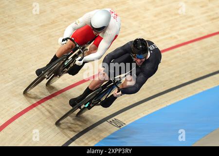 Il polacco Mateusz Rudyk e il neozelandese Sam Dakin durante la Sprint maschile al Velodromo Nazionale di Saint-Quentin-en-Yvelines, il dodicesimo giorno dei Giochi Olimpici di Parigi del 2024 in Francia. Data foto: Mercoledì 7 agosto 2024. Foto Stock