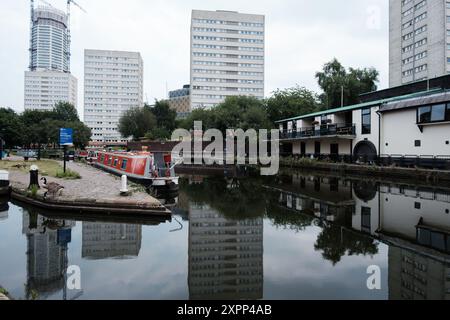 Veduta del gas Street Basin di Birmingham, una rete di canali del 1773 costruita per uso industriale, a Birmingham, 7 agosto 2024, Regno Unito Foto Stock