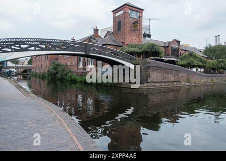 Veduta del gas Street Basin di Birmingham, una rete di canali del 1773 costruita per uso industriale, a Birmingham, 7 agosto 2024, Regno Unito Foto Stock