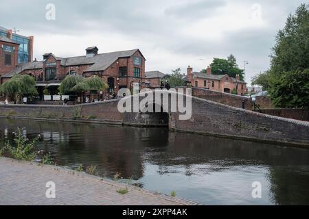 Veduta del gas Street Basin di Birmingham, una rete di canali del 1773 costruita per uso industriale, a Birmingham, 7 agosto 2024, Regno Unito Foto Stock