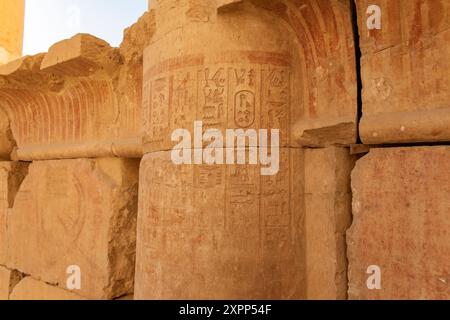 Le colonne e le statue del tempio funerario di Hatshepsut sono una testimonianza della grandezza dell'antico Egitto. Nonostante le devastazioni del tempo. Foto Stock