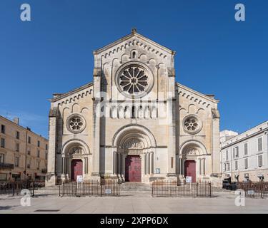 Nîmes, Gard, Francia - 08 04 2024 : vista panoramica della facciata neo-romana dell'antica chiesa di San Paolo in estate Foto Stock