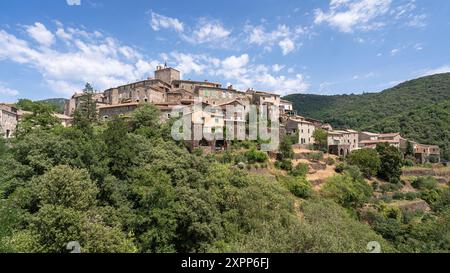 Vista panoramica estiva del borgo medievale di St Martial nel Parco Nazionale delle Cévennes, sito patrimonio dell'umanità dell'UNESCO, Gard, Francia Foto Stock