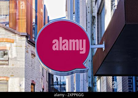 Il mockup rotondo e vuoto è appeso sulla facciata degli affari. Modello vuoto della segnaletica per negozi all'aperto per il branding. Modello vuoto segnaletica punto vendita all'aperto per Foto Stock